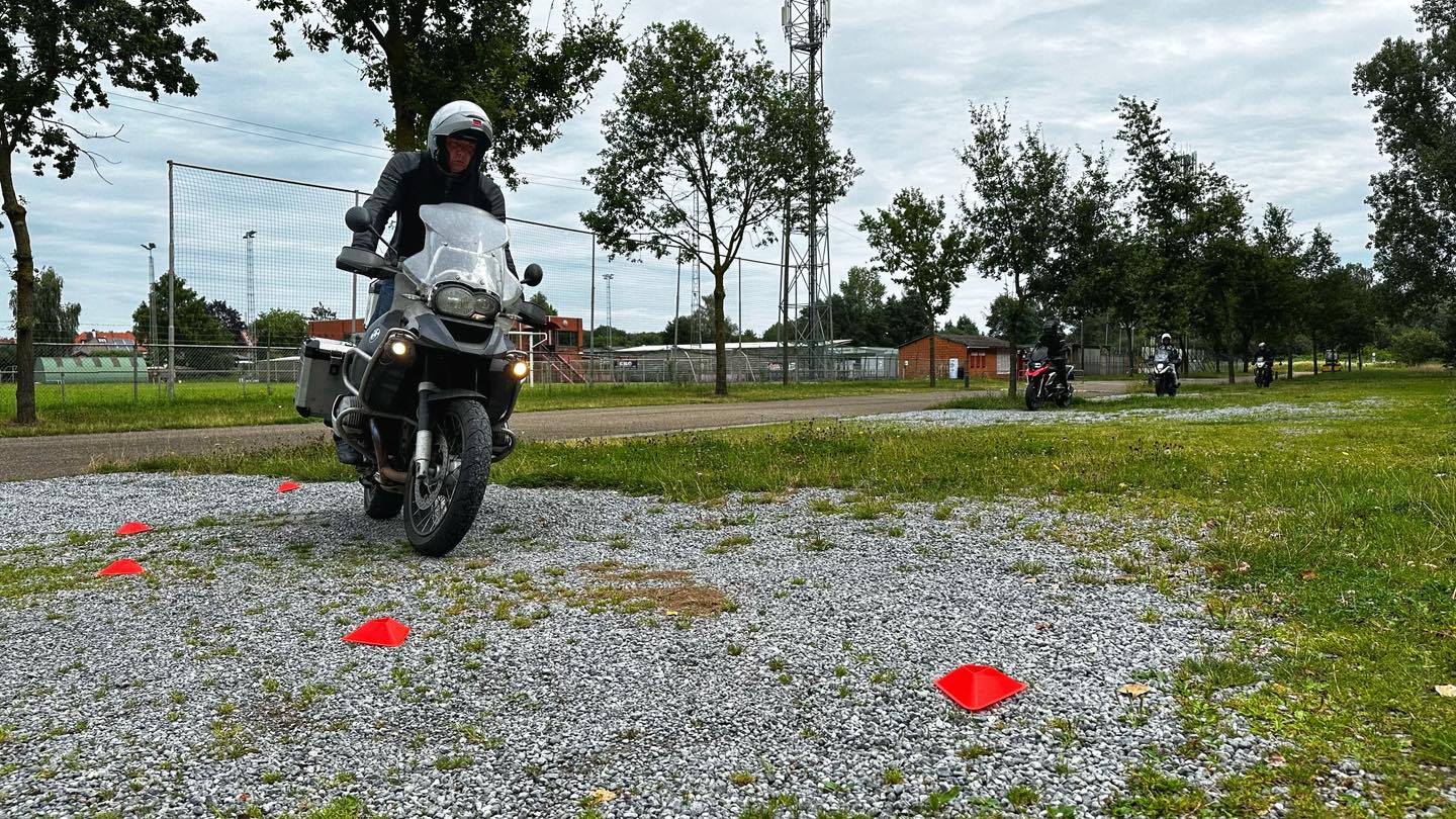 Endurofun Gravel training 2024 - start Motorhuis Felix en Jos lang 01